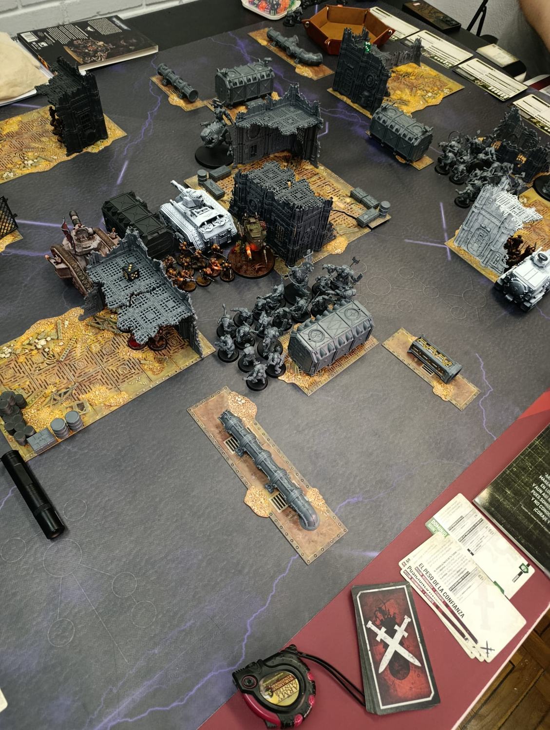 Mesa de wargames con escenografía